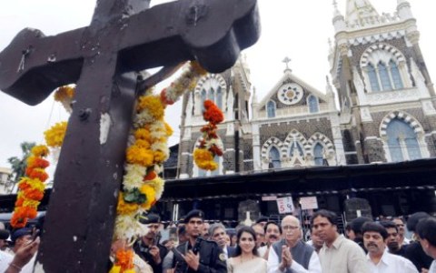 Hindus seeking blessing at Mount Mary church, Mumbai. Photo: ivarfjeld.com
