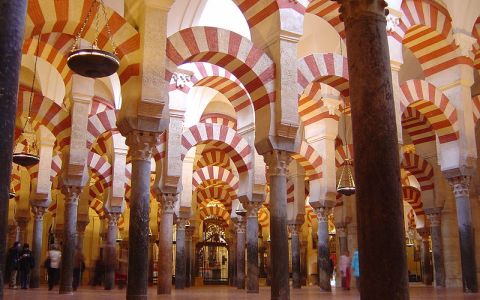 Interior view of arcaded arches of the Mezquita. Photo: Timor Espallargas, via Wikipedia